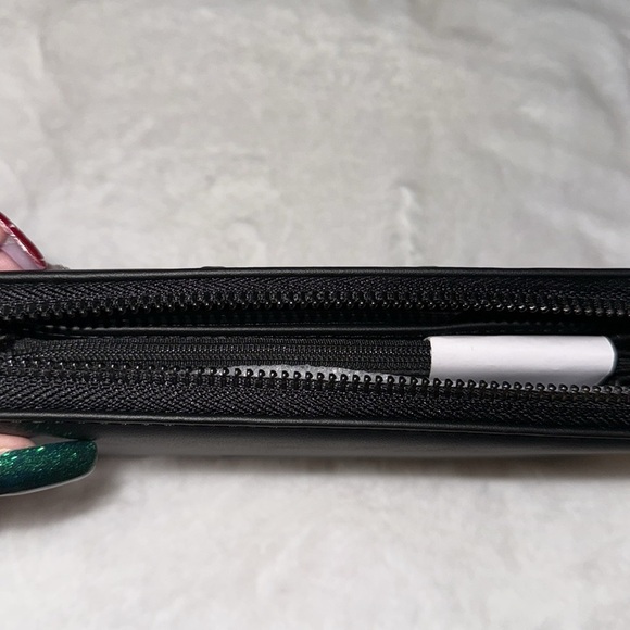 Betsey Johnson skull and crossbones zip wallet/wristlet. ☠️ - Picture 6 of 10